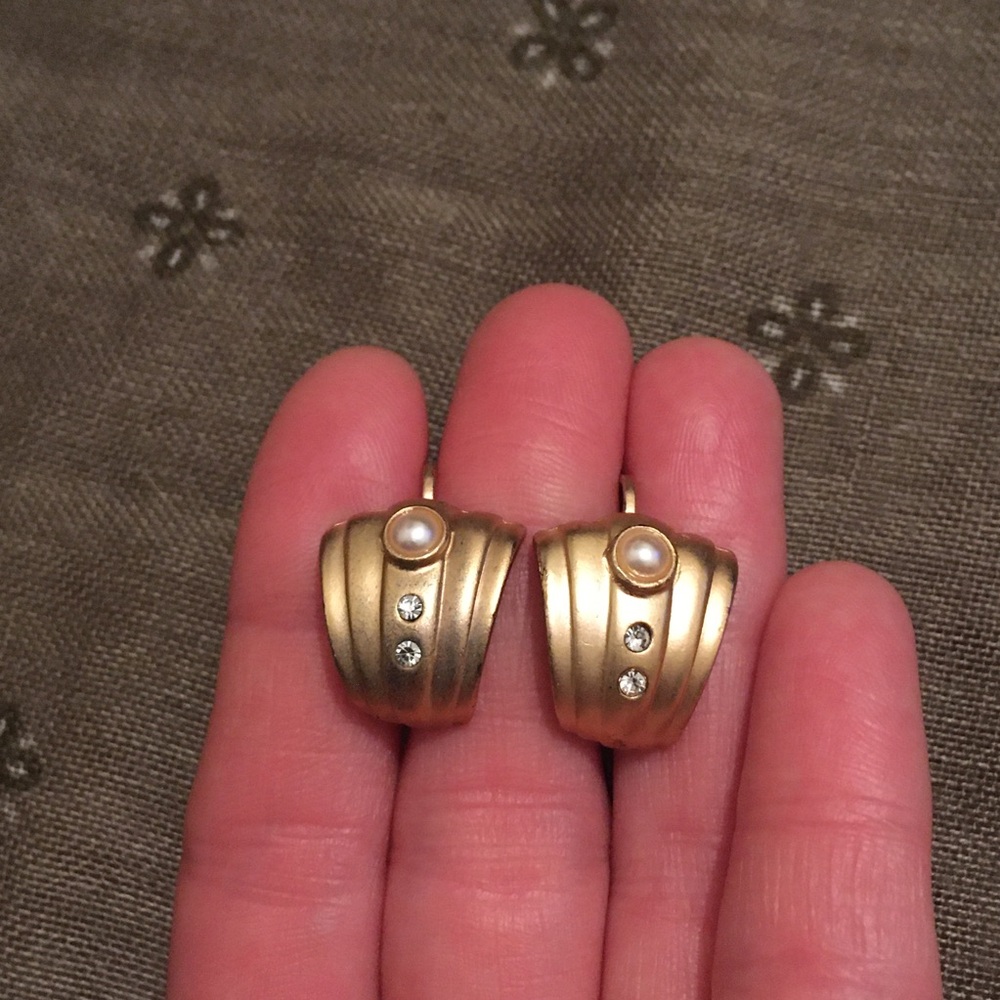 Vintage Gold Tone Faux Pearl Clip On Earrings - Picture 2 of 8